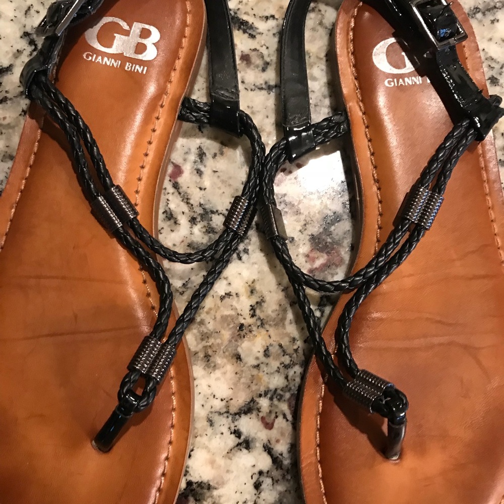 Cushioned black sandals